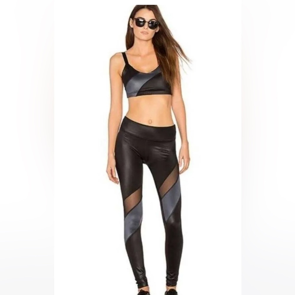 BEYOND YOGA Gloss Over Waves Black/Gray Sports Bra & Legging Set